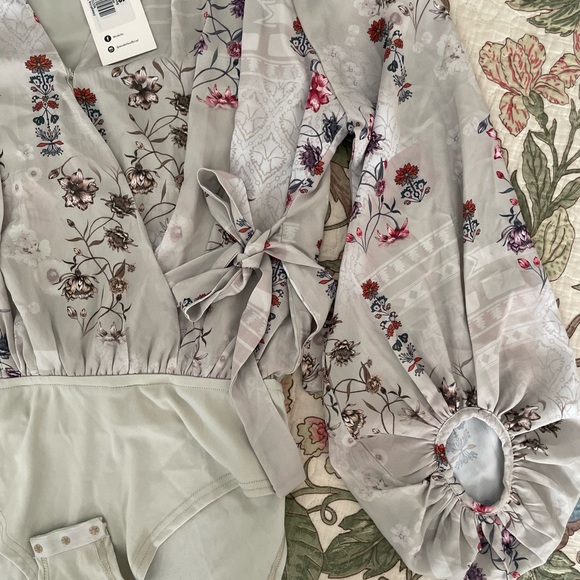 Cute Floral Bodysuit Blouse Long Wide Sleeve (NWT) - Picture 9 of 13